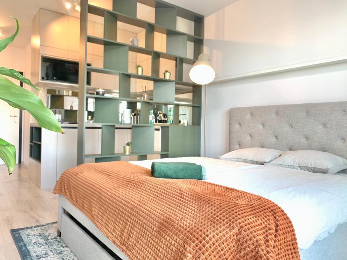 Luxury, Bright Studio With Parking And Balcony In Bratislava Center Luaran gambar