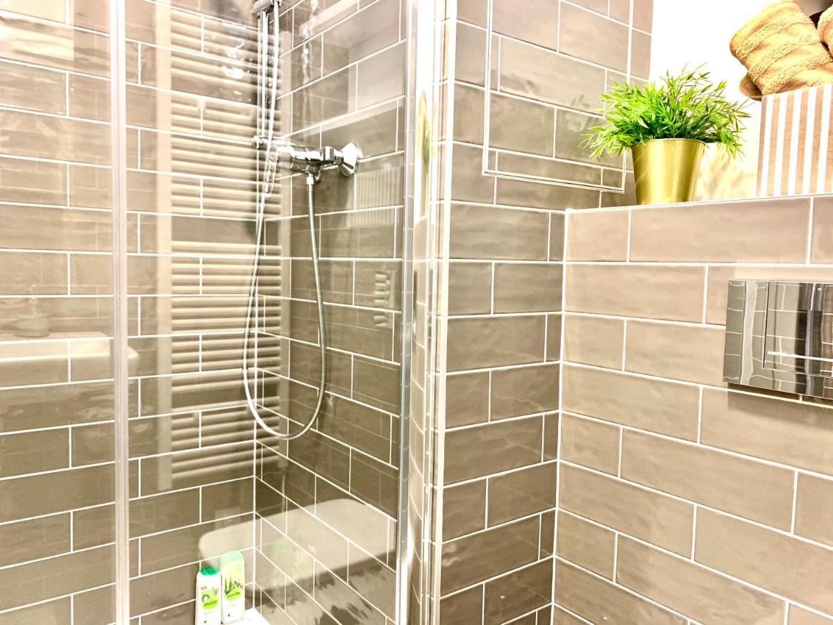Luxury, Bright Studio With Parking And Balcony In Bratislava Center Luaran gambar